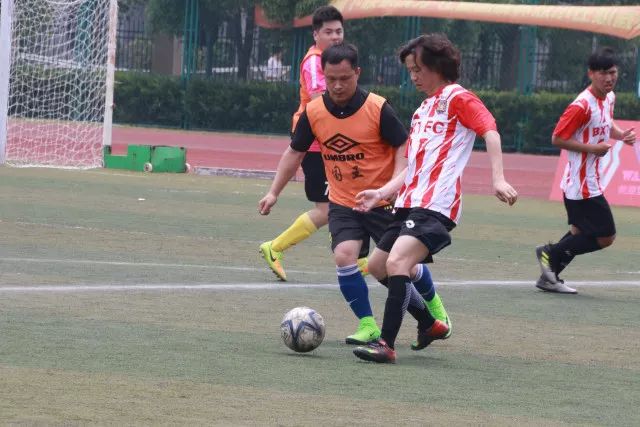 世体：巴萨本轮西甲将穿白色球裤致敬经典